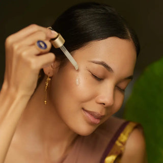 Applying Hydrating Face Night Serum – Aloe Vera Serum for Radiant Skin